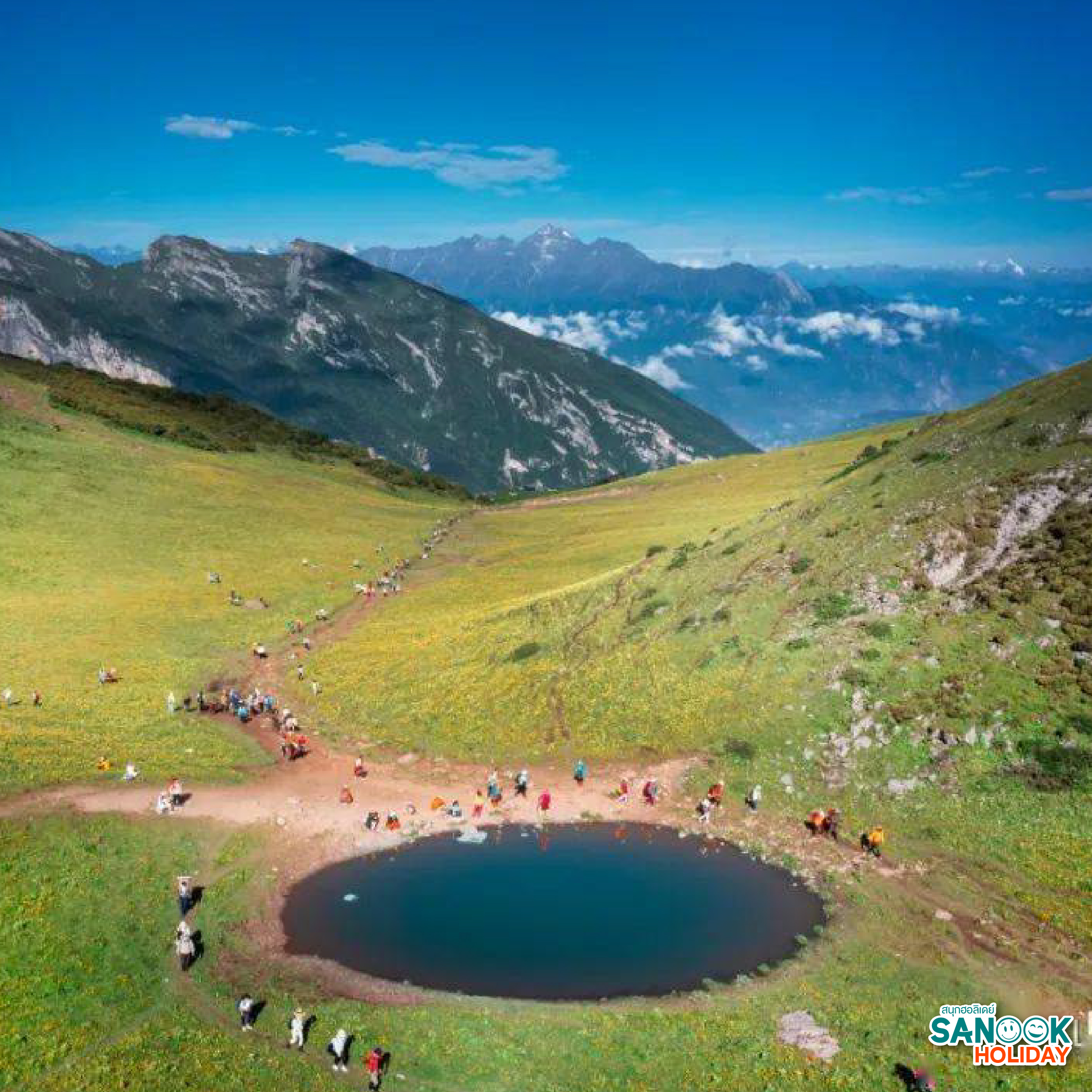 ระยะทาง: ห่างจากเมือง เฉิงตู ประมาณ 180 กิโลเมตร ใช้เวลาเดินทางโดยรถยนต์ประมาณ 3-4 ชั่วโมง ระดับความยาก: การเทรคกิ้งที่นี่ถือว่า ค่อนข้างยาก (Hard) เนื่องจากต้องเดินขึ้นที่สูงชันและพักค้างคืนบนความสูงประมาณ 3,600 เมตร สิ่งที่ควรเตรียม: รองเท้าเดินป่ากันลื่น, เสื้อกันหนาว (อุณหภูมิบนเขาต่ำมาก), ยาแก้แพ้ความสูง (Altitude Sickness), และควรเตรียมเงินสดเพราะสัญญาณอินเทอร์เน็ตบนเขาไม่เสถียร