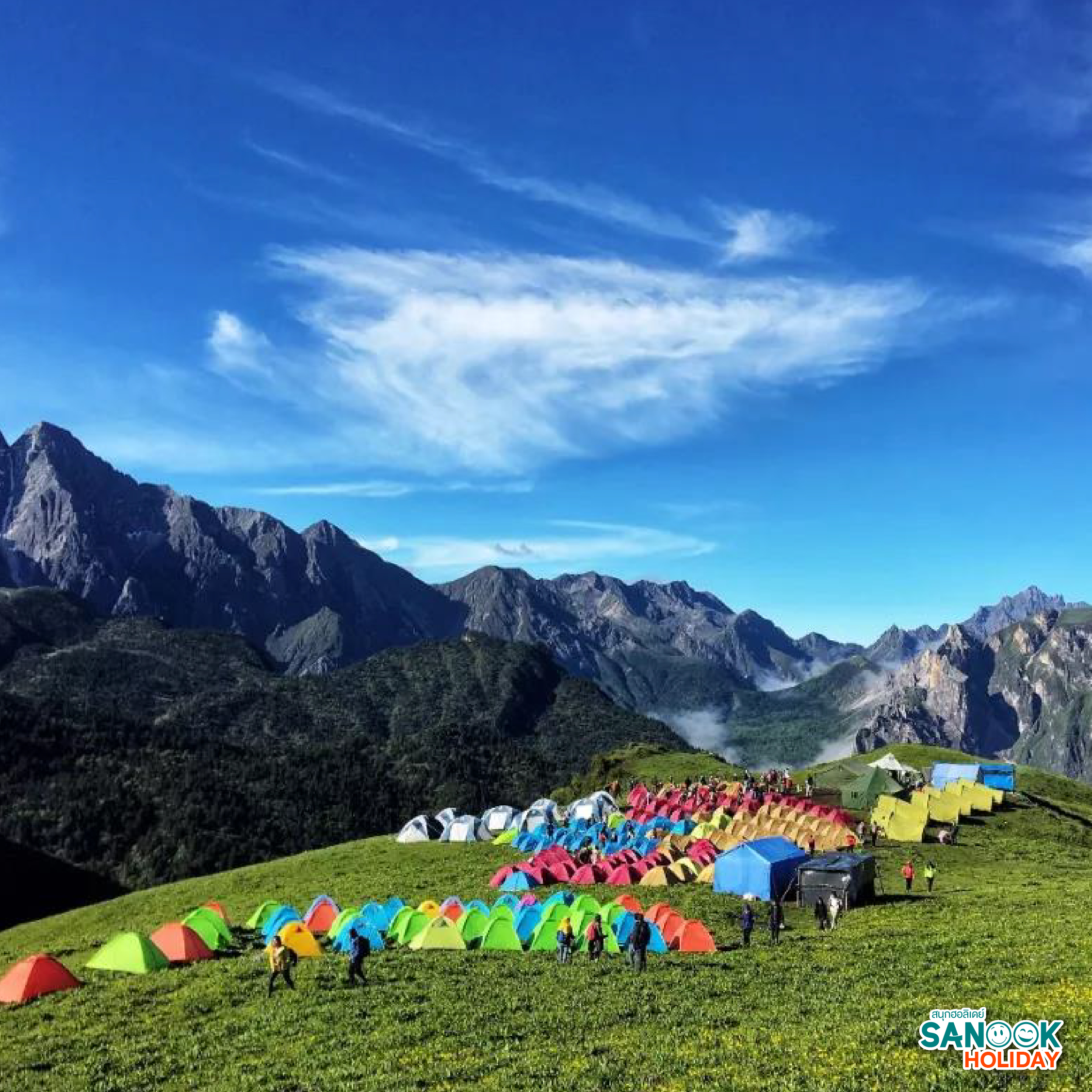 ระยะทาง: ห่างจากเมือง เฉิงตู ประมาณ 180 กิโลเมตร ใช้เวลาเดินทางโดยรถยนต์ประมาณ 3-4 ชั่วโมง ระดับความยาก: การเทรคกิ้งที่นี่ถือว่า ค่อนข้างยาก (Hard) เนื่องจากต้องเดินขึ้นที่สูงชันและพักค้างคืนบนความสูงประมาณ 3,600 เมตร สิ่งที่ควรเตรียม: รองเท้าเดินป่ากันลื่น, เสื้อกันหนาว (อุณหภูมิบนเขาต่ำมาก), ยาแก้แพ้ความสูง (Altitude Sickness), และควรเตรียมเงินสดเพราะสัญญาณอินเทอร์เน็ตบนเขาไม่เสถียร