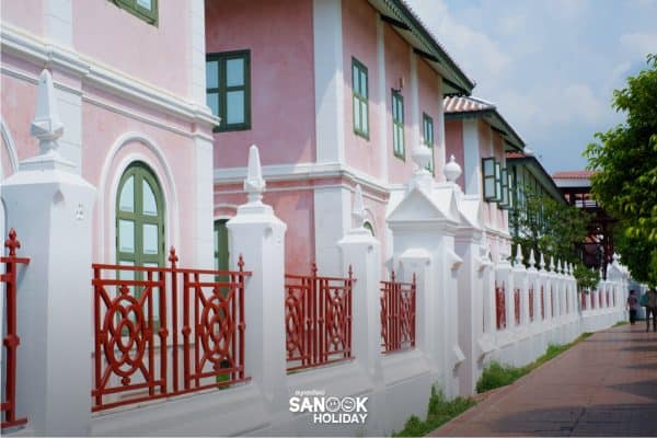 ฝาผนังของตัวอาคารหลายหลังภายในวัด