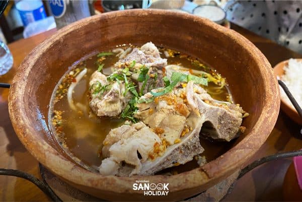 เมนูมื้อเที่ยงที่ร้านก๋วยเตี๋ยวลอยฟ้านายดำ สาขา 2