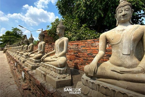 พระพุทธรูปรอบๆกำแพงแก้ว