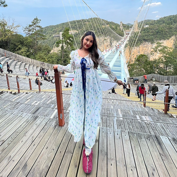 แฮปปี้มากค่ะ
ขอชื่นชมไกด์ทั้ง 2 คนมากๆ ทั้งไกด์ไทย และไกด์จีน พูดจาฉะฉาน ความรู้แน่น เก่งดูแลลูกทัวร์ดีมาก คุณแม่เดินช้าเพราะใช้ไม้เท้า และเข้าห้องน้ำบ่อย ไกด์สลับกันรอคุณแม่ และเดินไปด้วยกัน ซึ้งใจมาก ทริปดีมากค่ะ โปรแกรมไม่แน่นในแต่ละวันทำให้มีเวลาพักบ้